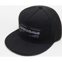 Czapka z daszkiem - Czarny. Czarne czapki męskie Cropp, bez wzorów. W wyprzedaży za 19,99 zł.