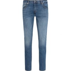 Jeansy Slim Fit Guess Chris M93A27 D3P60. Niebieskie jeansy męskie Guess, m, z aplikacjami. W wyprzedaży za 189,00 zł.