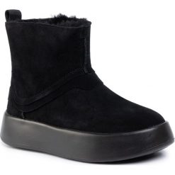 Buty UGG - W Classic Boom Boot 1104613 Blk. Czarne kozaki damskie Ugg, ze skóry, bez obcasa, bez zapięcia. W wyprzedaży za 579,00 zł.