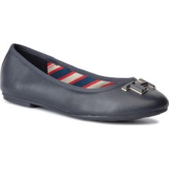 Baleriny TOMMY HILFIGER - Essential Leather Ballerina FW0FW04316 Midnight 403. Niebieskie baleriny damskie TOMMY HILFIGER, bez wzorów, ze skóry, klasyczne, bez obcasa, na płaskiej podeszwie. W wyprzedaży za 269,00 zł.