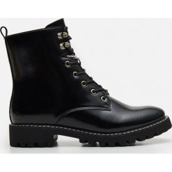 Sznurowane botki - Czarny. Czarne botki damskie Cropp, bez obcasa, na sznurówki. Za 139,99 zł.