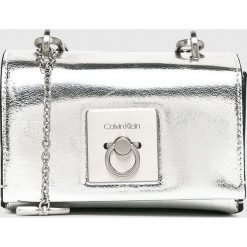 Calvin Klein - Torebka. Szare torebki klasyczne damskie marki Calvin Klein, w paski, ze skóry ekologicznej, na ramię, małe. W wyprzedaży za 429,90 zł.