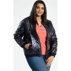 GRANATOWA kurtka bomberka metalik OVERSIZE PLUS SIZE JESIEŃ. Szare kurtki sportowe damskie Moda Size Plus Iwanek, na jesień, plus size, z aplikacjami, z tkaniny, bez kaptura. Za 185,00 zł.