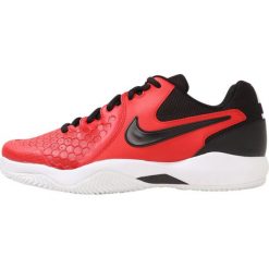 Nike Performance AIR ZOOM RESISTANCE CLY Obuwie do tenisa Outdoor univ red/black/white. Czerwone buty trekkingowe męskie marki Nike Performance, ze skóry, outdoorowe. W wyprzedaży za 269,10 zł.