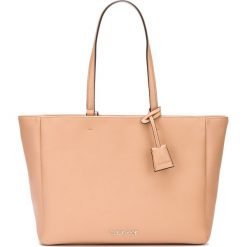 Calvin Klein Torebka Beżowy. Brązowe torebki klasyczne damskie Calvin Klein, bez wzorów, z materiału, bez dodatków. Za 686,95 zł.