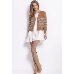 Krótki kardigan z frędzlami karmelowy - s/m. Swetry damskie e-margeritka.pl, s, bez wzorów, eleganckie, z krótkim rękawem, krótkie, bez kaptura. Za 149,99 zł.