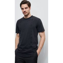 T-shirt z dzianiny z efektem sprania - Czarny. Czarne t-shirty męskie Reserved, s, bez wzorów, z dzianiny, bez kołnierzyka. Za 49,99 zł.