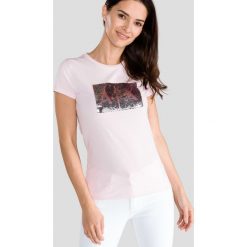 Armani Exchange Koszulka Różowy. Różowe koszulki damskie Armani Exchange, xl, z aplikacjami, z bawełny, bez kołnierzyka. Za 283,95 zł.