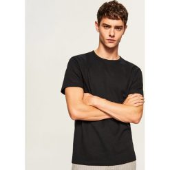 Gładki t-shirt regular fit - Czarny. Czarne t-shirty męskie Reserved, l. Za 49,99 zł.