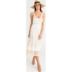 SUKIENKA LIPARI pinko. Białe sukienki damskie Pinko, na imprezę, s, z haftami, z dzianiny, bez kołnierzyka, bez rękawów, midi, rozkloszowane. Za 1229,00 zł.