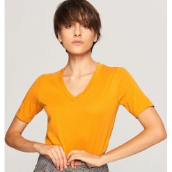 T-shirt z dekoltem w serek - Brązowy. Brązowe t-shirty damskie Reserved, l, z dekoltem w serek. Za 59,99 zł.