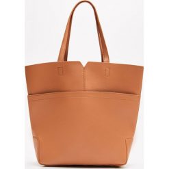 Torebka typu shopper - Beżowy. Brązowe torby damskie na zakupy Cropp, bez wzorów, bez dodatków. W wyprzedaży za 49,99 zł.