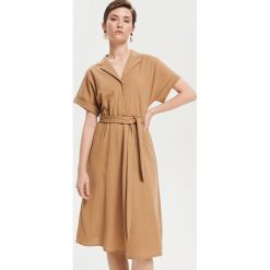Rozkloszowana sukienka z dzianiny - Kremowy. Białe sukienki damskie marki Reserved, s, bez wzorów, z dzianiny, bez kołnierzyka, bez rękawów, rozkloszowane. Za 139,99 zł.