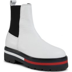 Trapery TOMMY JEANS - Flag Outsole Chelsea Boot EN0EN01069 White YBR. Białe trapery damskie Tommy Jeans, z jeansu, bez obcasa, bez zapięcia. Za 799,00 zł.