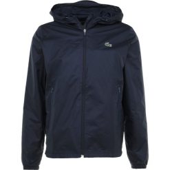 Lacoste Sport Kurtka przeciwdeszczowa marine. Niebieskie kurtki trekkingowe męskie Lacoste Sport, m, z materiału. W wyprzedaży za 431,40 zł.