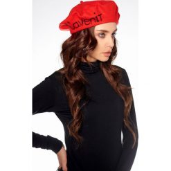Beret l'avenir czerwony. Czerwone berety damskie Lemoniade, z napisami, z wełny. Za 99,90 zł.