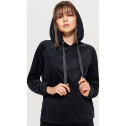 Bluzy damskie: Welurowa bluza hoodie - Czarny