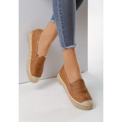 Camelowe Espadryle Nonassociation. Brązowe espadryle damskie Born2be, z aplikacjami, bez obcasa, na płaskiej podeszwie. Za 89,99 zł.