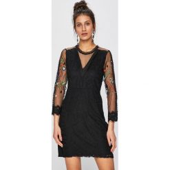 Desigual - Sukienka. Czarne sukienki damskie Desigual, na co dzień, bez wzorów, z poliesteru, casualowe, z okrągłym kołnierzem, z długim rękawem, długie, mini, proste. W wyprzedaży za 499,90 zł.