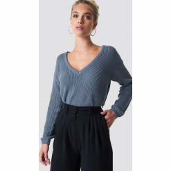 NA-KD Sweter z głębokim dekoltem V - Blue. Niebieskie swetry klasyczne damskie marki NA-KD, dekolt w kształcie v. Za 121,95 zł.