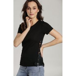 Czarna Bluzka Prosymina. Czarne bluzki damskie Renee, s, z haftami, z okrągłym kołnierzem, z krótkim rękawem. Za 49,99 zł.