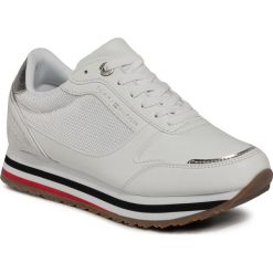 Sneakersy TOMMY HILFIGER - Feminine Tommy Monogram Sneaker FW0FW04706 White YBS. Białe półbuty damskie TOMMY HILFIGER, ze skóry ekologicznej. Za 399,00 zł.