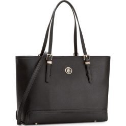 Torebka TOMMY HILFIGER - Honey Med Tote AW0AW04547 002. Czarne torebki klasyczne damskie TOMMY HILFIGER, bez wzorów, ze skóry ekologicznej, klasyczne, na ramię, duże, bez dodatków. Za 699,00 zł.