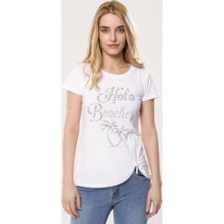 Biały T-shirt Win Bet. Białe t-shirty damskie Born2be, s, z aplikacjami, z dzianiny, z okrągłym kołnierzem. Za 39,99 zł.