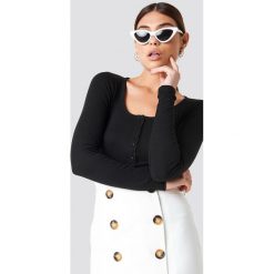 NA-KD Top w prążki Henley - Black. Czarne topy damskie NA-KD, bez wzorów, z okrągłym kołnierzem. Za 100,95 zł.