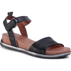 Sandały TAMARIS - 1-28258-34 Black/Pewter 094. Czarne klapki damskie Tamaris, bez wzorów, ze skóry, bez obcasa. W wyprzedaży za 169,00 zł.