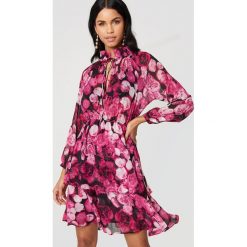 NA-KD Boho Sukienka z marszczoną stójką - Pink,Multicolor. Różowe sukienki damskie NA-KD Boho, bez wzorów, z poliesteru, boho, ze stójką, z długim rękawem, długie, maxi. Za 161,95 zł.