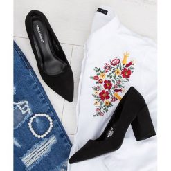 Czółenka damskie Ideal Shoes D-1232 Czarne. Czarne czółenka damskie Ideal Shoes, bez wzorów, z tworzywa sztucznego, bez obcasa, na obcasie. Za 79,00 zł.