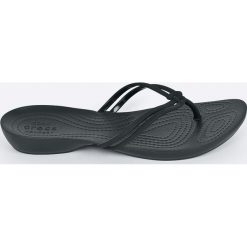 Crocs - Japonki. Czarne klapki damskie marki Crocs, bez wzorów, z materiału, bez obcasa, na płaskiej podeszwie. W wyprzedaży za 99,90 zł.