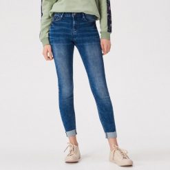 Jeansy skinny z podwiniętymi nogawkami - Granatowy. Niebieskie jeansy damskie Sinsay, bez wzorów, z jeansu. Za 69,99 zł.