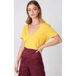 NA-KD Basic T-shirt z dekoltem V - Yellow. Żółte t-shirty damskie marki NA-KD Basic, bez wzorów, z bawełny, bez kołnierzyka. W wyprzedaży za 20,47 zł.