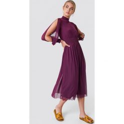 NA-KD Boho Siateczkowa sukienka z rozciętym rękawem - Purple. Fioletowe sukienki damskie marki NA-KD Boho, bez wzorów, boho, ze stójką, z długim rękawem, długie, maxi. W wyprzedaży za 97,18 zł.