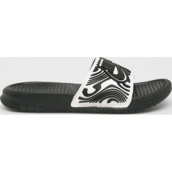 Nike Sportswear - Klapki Benassi. Czarne kapcie męskie marki Nike Sportswear, z gumy. Za 129,90 zł.