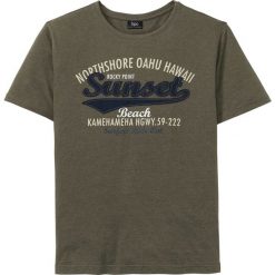 T-shirt z nadrukiem i aplikacją bonprix ciemnooliwkowy. Zielone koszulki męskie bonprix, s, z nadrukiem, bez kołnierzyka. Za 49,99 zł.