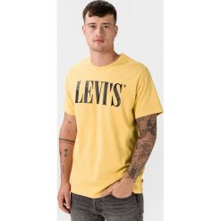 Levi's Koszulka Żółty. Żółte podkoszulki męskie Levi's®, s, z nadrukiem, z bawełny, bez kołnierzyka, krótkie. Za 102,95 zł.