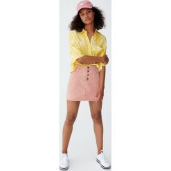 Luźna koszula basic z nadrukiem. Żółte koszule damskie Pull&Bear, z nadrukiem, bez kołnierzyka, z krótkim rękawem. Za 41,90 zł.