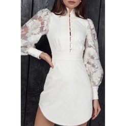 Sukienka DENIRA WHITE. Białe sukienki damskie s, eleganckie, krótkie, mini. W wyprzedaży za 109,00 zł.