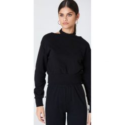Cheap Monday Bluza Feel Sweat - Black. Czarne bluzy damskie marki Cheap Monday, z aplikacjami, z bawełny, z krótkim rękawem, krótkie. W wyprzedaży za 72,78 zł.