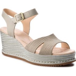 Sandały CLARKS - Akilah Eden 261342084 Light Green. Szare klapki damskie Clarks, bez wzorów, ze skóry, bez obcasa, na obcasie. W wyprzedaży za 229,00 zł.