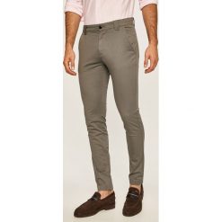 Tommy Jeans - Spodnie DM0DM06518. Szare spodnie męskie Tommy Jeans, bez wzorów, z elastanu. Za 399,90 zł.