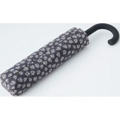 Parasol w stokrotki. Czarne parasole marki Pull&Bear, bez wzorów. Za 59,90 zł.