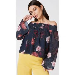 Bluzki damskie: NA-KD Boho Bluzka z odkrytymi ramionami w kwiatowy wzór – Multicolor,Navy