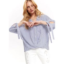 BLUZKA DŁUGI RĘKAW O LUŹNYM KROJU, Z RĘKAWEM KIMONO. Białe bluzki damskie marki Top Secret, w paski, z tkaniny, eleganckie, z dekoltem w serek, z długim rękawem. Za 89,99 zł.