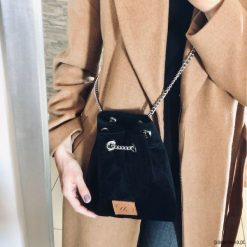 Mały worek Mili Glam Bag 2 - czarna. Czarne torebki klasyczne damskie marki Pakamera, bez wzorów, na ramię, bez dodatków. Za 119,00 zł.
