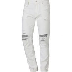 Abercrombie & Fitch DEST MEDIUM Jeansy Slim Fit white destroyed. Białe jeansy męskie relaxed fit marki Abercrombie & Fitch. Za 409,00 zł.