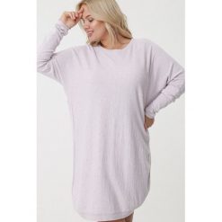 Jasnofioletowa Sukienka Jannali. Fioletowe sukienki damskie Born2be, xl, w paski, z dzianiny, z okrągłym kołnierzem, długie, mini. Za 139,99 zł.